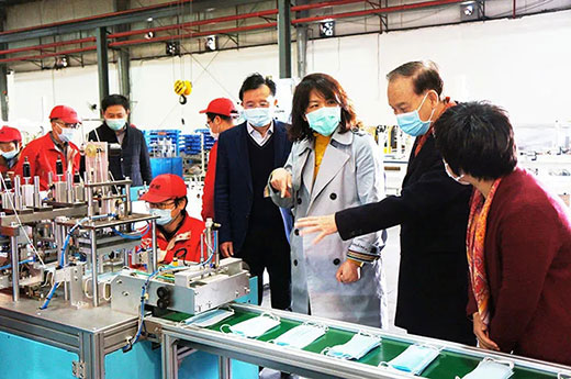 青浦区委副书记杨小菁等向导一行考察Ag亚洲集团全自动口罩生产流水线装备